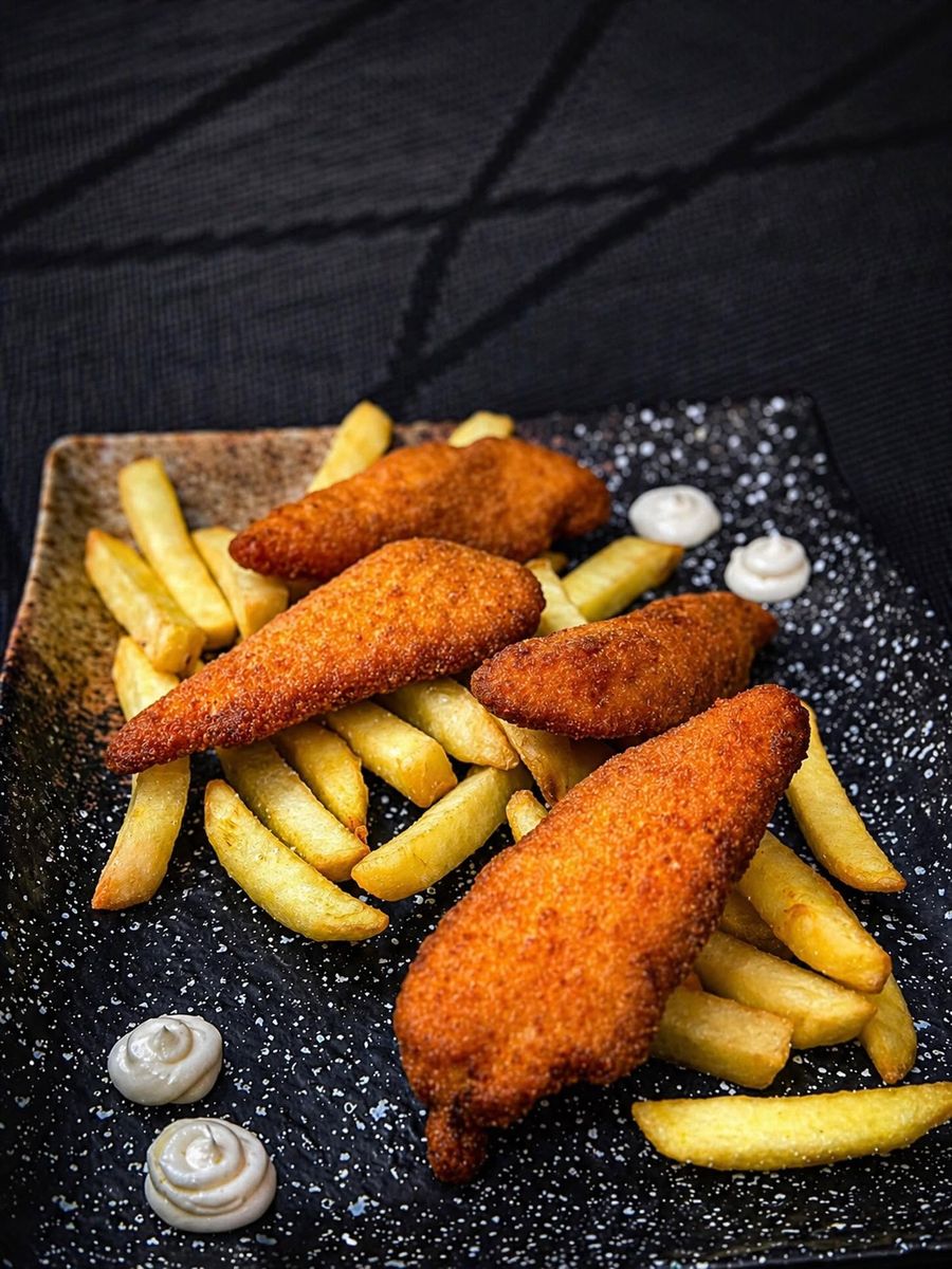 Fingers de pollo crujientes con patatas fritas y salsas